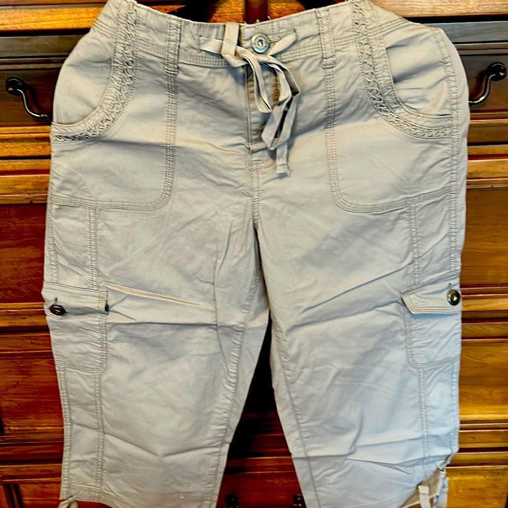 Pretty gray capris size 10 two pockets on top two pockets on the side of legs